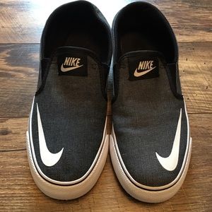 Big girls size 6 Nike slip on shoes. 🖤